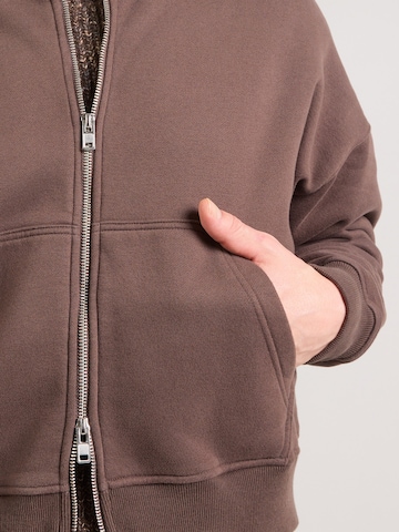 Abercrombie & Fitch - Sudadera con cremallera en marrón