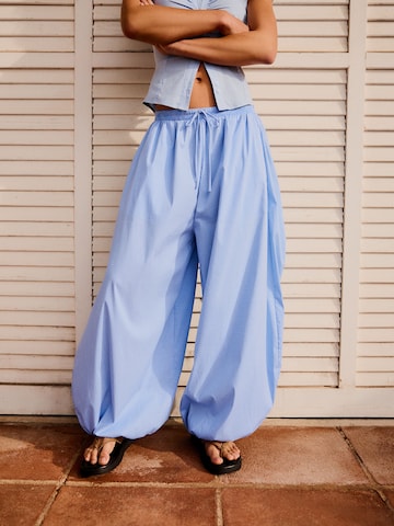 Bershka Tapered Hose in Blau: Vorderseite