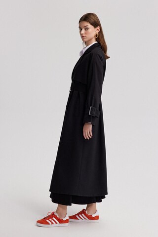 Touche Prive Between-seasons coat in Black