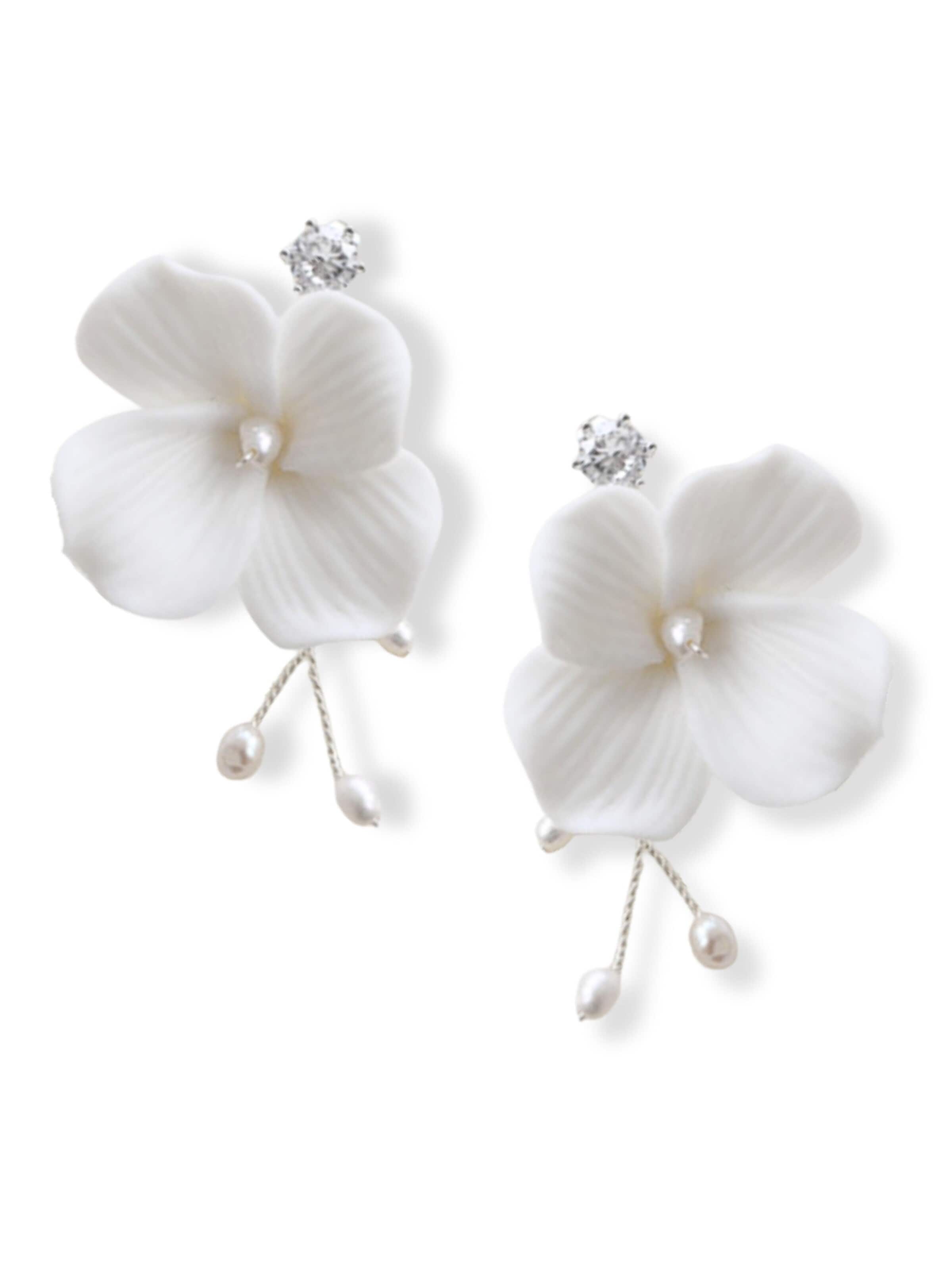 ANNIS WIESBADEN EST. 2021 Earrings 'Brautohrringe Amélie – Perlenblüte ivory mit Strasskristall, handgefertigt' in Silver: front