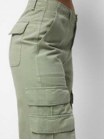 Regular Pantalon cargo Pull&Bear en vert