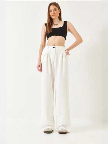 Bianco Lucci Wide leg Pleat-Front Pants in White
