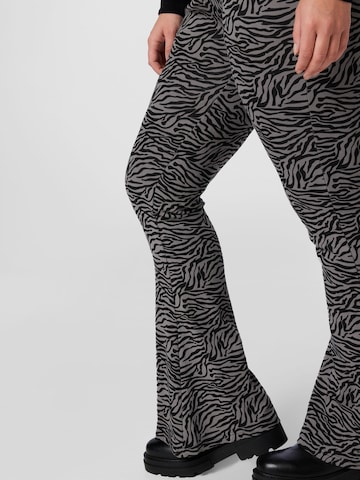 Urban Classics Flared Broek in Zwart