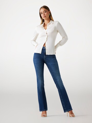GUESS Flared Jeans in Blau