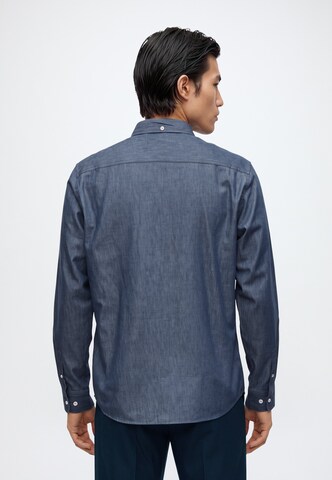 Coupe regular Chemise 'Mill' Kronstadt en bleu : derrière