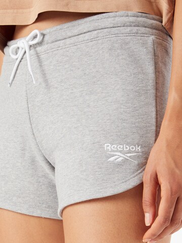 Reebok Regular Sportshorts in Grau