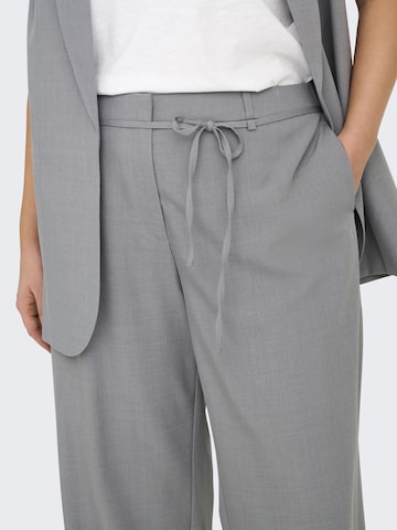 ONLY Carmakoma Regular Bundfaltenhose 'CARMarine' in Grau