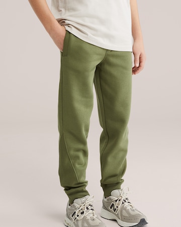 WE Fashion Tapered Trousers in Green: front