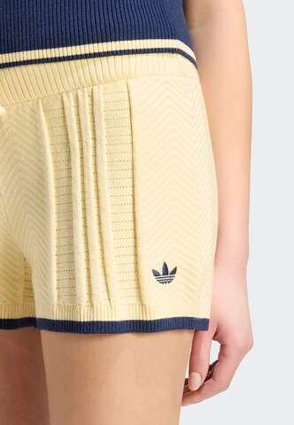 regular Pantaloni di ADIDAS ORIGINALS in giallo