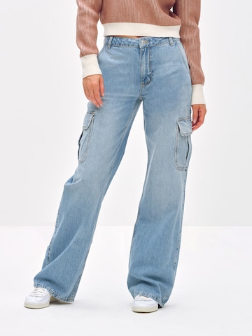 ABOUT YOU x Toni Garrn Wide leg Cargo jeans 'Ella' in Blue: front