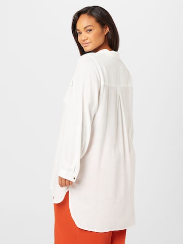 Vero Moda Curve - Blusa 'Camile' en blanco