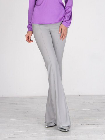 évasé Pantalon Anushka en gris : devant