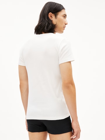 T-Shirt 'Helmaar' ARMEDANGELS en blanc
