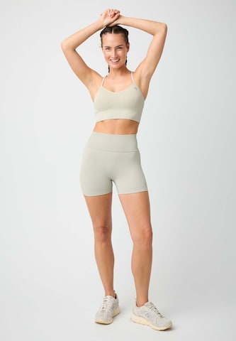 OCEANSAPART - Skinny Pantalón deportivo 'Maya' en gris