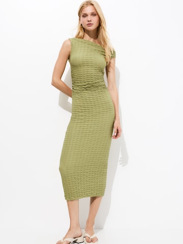 Pull&Bear Kleid in Grün