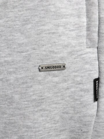Effilé Pantalon Smilodox en gris