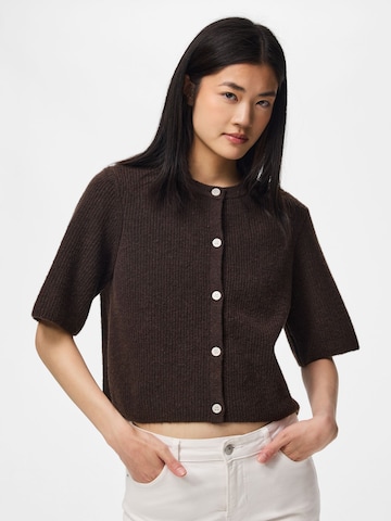 Cardigan 'PCSilly' PIECES en marron : devant