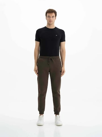 Arma Tapered Housut värissä ruskea