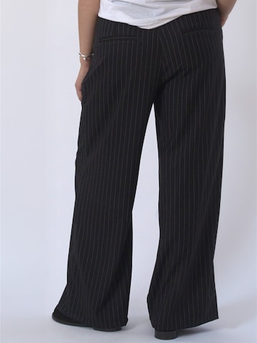 Pantaloni ' Paloma ' de la TEESHOPPEN pe negru