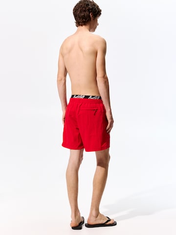 Shorts de bain Pull&Bear en rouge