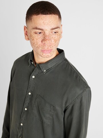 GANT Comfort Fit Paita värissä musta