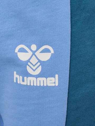 Hummel Tapered Sporthose in Blau