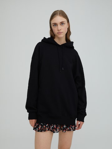 EDITED Sweatshirt 'Nyla' in Schwarz: predná strana