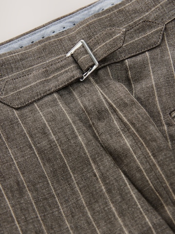 Slimfit Pantaloni con pieghe di Next in marrone