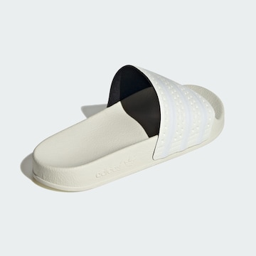 ADIDAS ORIGINALS - Sapato aberto 'Adilette' em branco