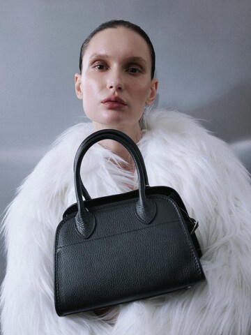 Estro Handbag '1272' in Black: front