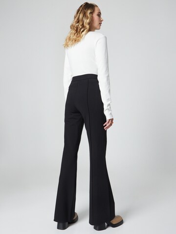 Evazați Pantaloni 'Spruce' de la florence by mills exclusive for ABOUT YOU pe negru