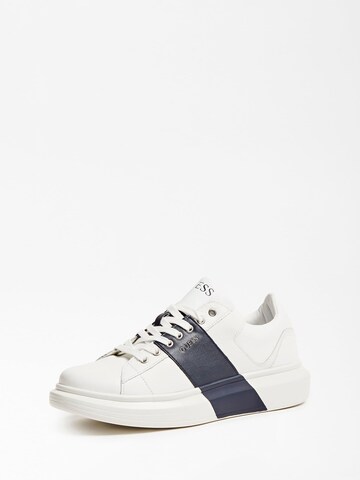 Baskets basses 'Salerno' GUESS en blanc : devant