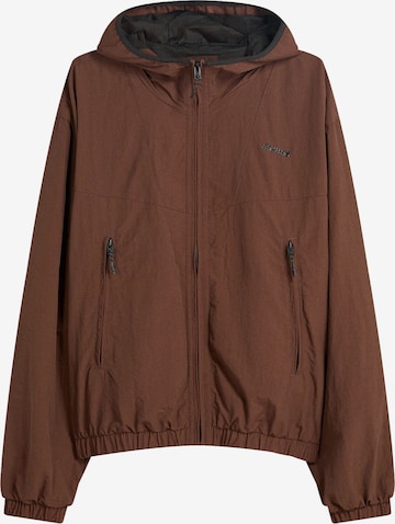 Bershka Přechodná bunda – hnědá: přední strana