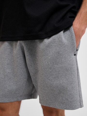 Hummel regular Bukser 'Tech Fleece' i grå