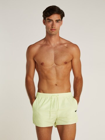 Calvin Klein Swimwear Badshorts i grön: framsida