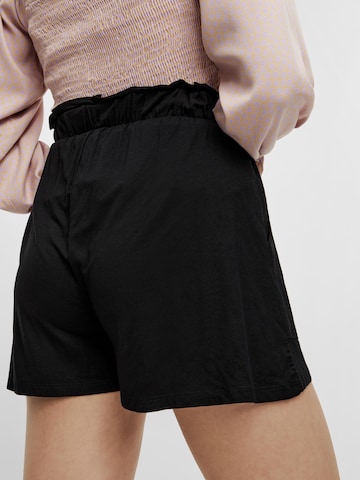 PIECES Regular Shorts 'Neora' in Schwarz