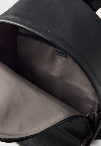 Calvin Klein - Mochila em preto: topo