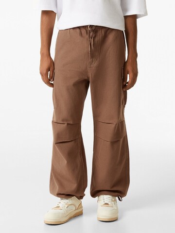 Bershka Loose fit Cargo Jeans in Brown: front