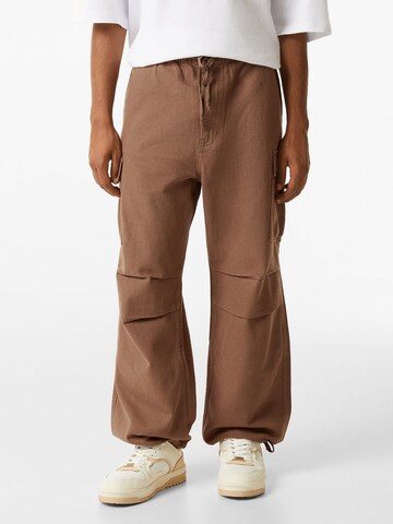 Bershka Loose fit Cargo jeans in Brown: front