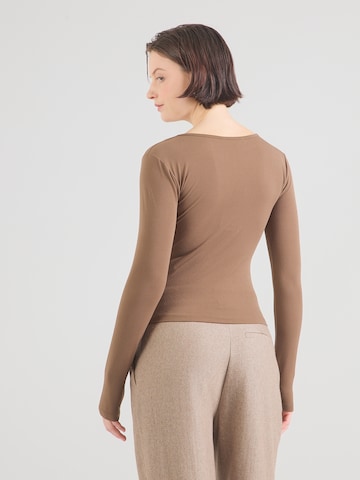 ABOUT YOU Shirt 'Loryn' in Bruin