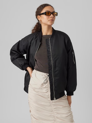 Veste mi-saison 'AMBER' VERO MODA en noir : devant