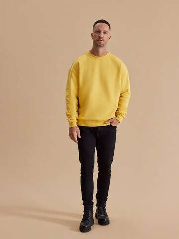 DAN FOX APPAREL - Sweatshirt 'Rocco Heavyweight' em amarelo