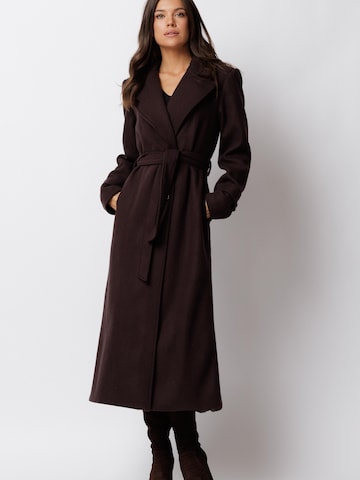 Couture de Marie Wintermantel 'Camille' in Bruin: voorkant