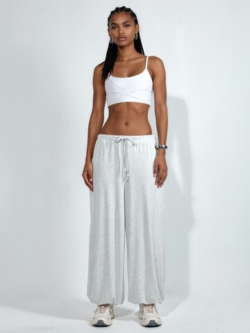 Tapered Pantaloni de la Busem pe gri