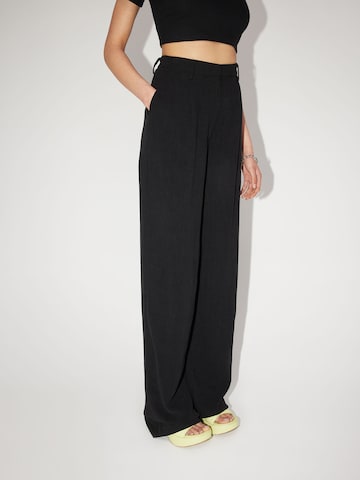 Wide Leg Pantalon à pince 'Thora' LeGer by Lena Gercke en noir : sur le côté