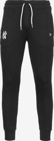 NEW ERA Tapered Broek in Zwart: voorkant