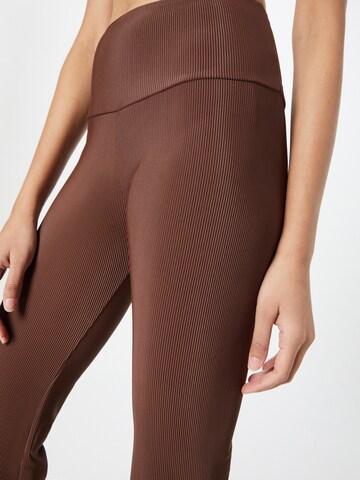 évasé Pantalon de sport Onzie en marron