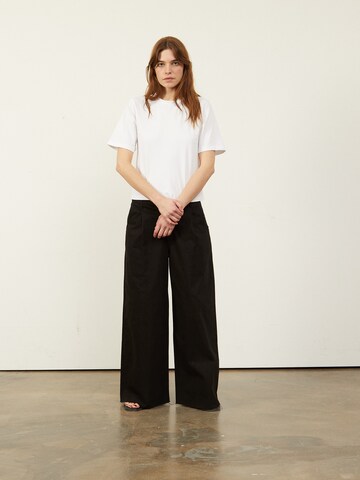 Wide leg Pantaloni cu cute 'Connie' de la Aligne pe negru: față