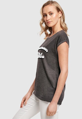 Merchcode T-Shirt 'Summer Vibes' in Grau