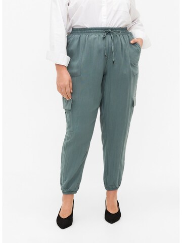 Zizzi Tapered Cargobroek 'Macy' in Groen: voorkant